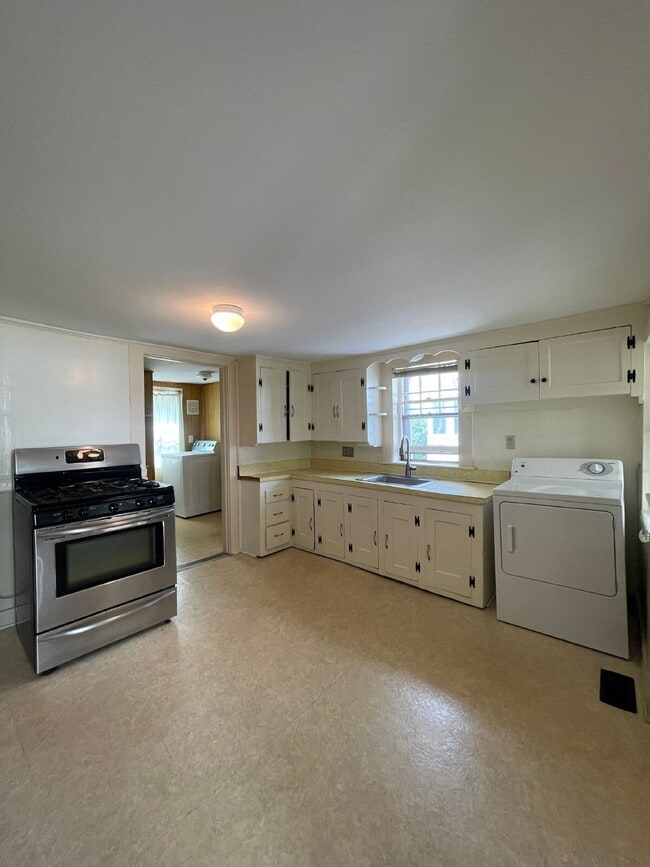 Building Photo - Charming 2 bed, 1 bath - Amesbury, MA! AVA...