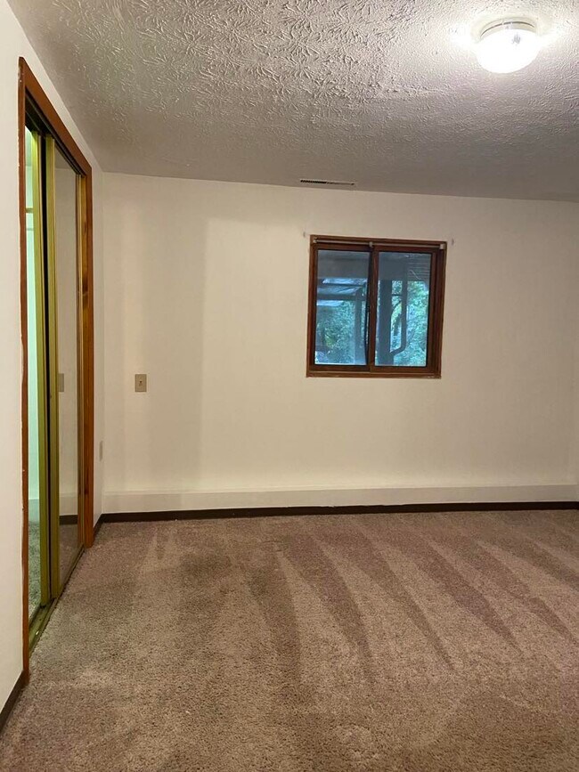 Building Photo - 2473 E Turkeyfoot Lake Rd