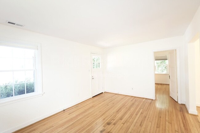 Building Photo - 904 Maple Ave