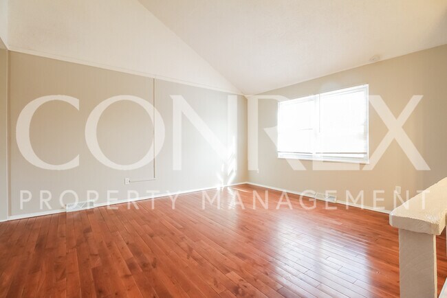 Building Photo - Stunning 3 Bedroom Home