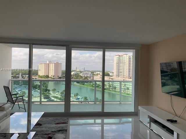 Foto del edificio - 100 Bayview Dr