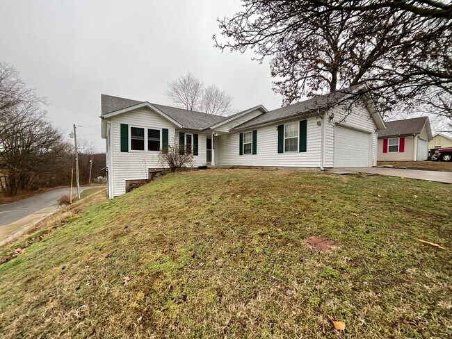 Building Photo - BEAUTIFUL  3 Bedroom 2 Bathroom Home in Royal Heights with garage and large back patio!!!!