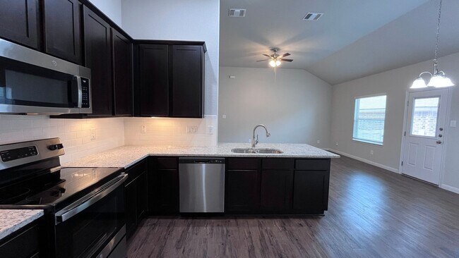 Foto del edificio - "Modern 3-Bed, 2-Bath Duplex Near Stevens ...