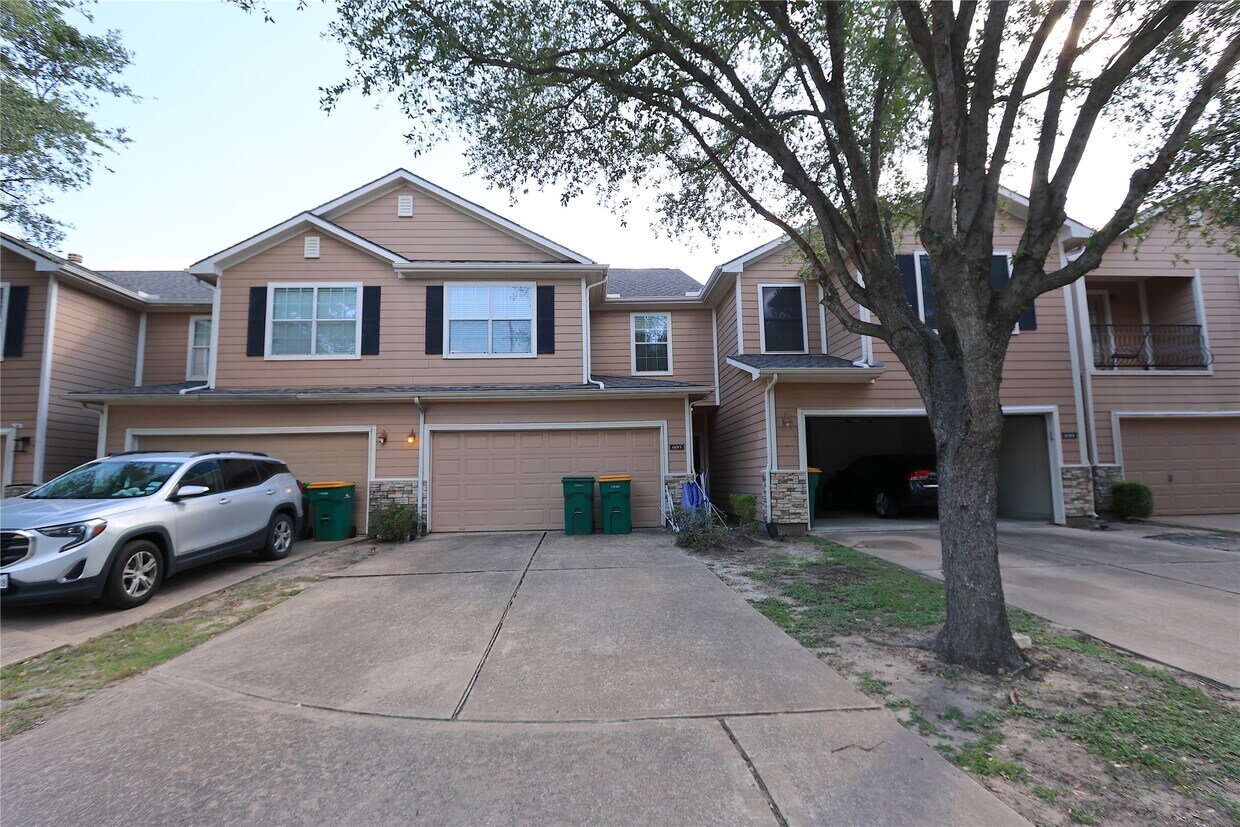 Foto principal - 6015 Yorktown Meadow Ln