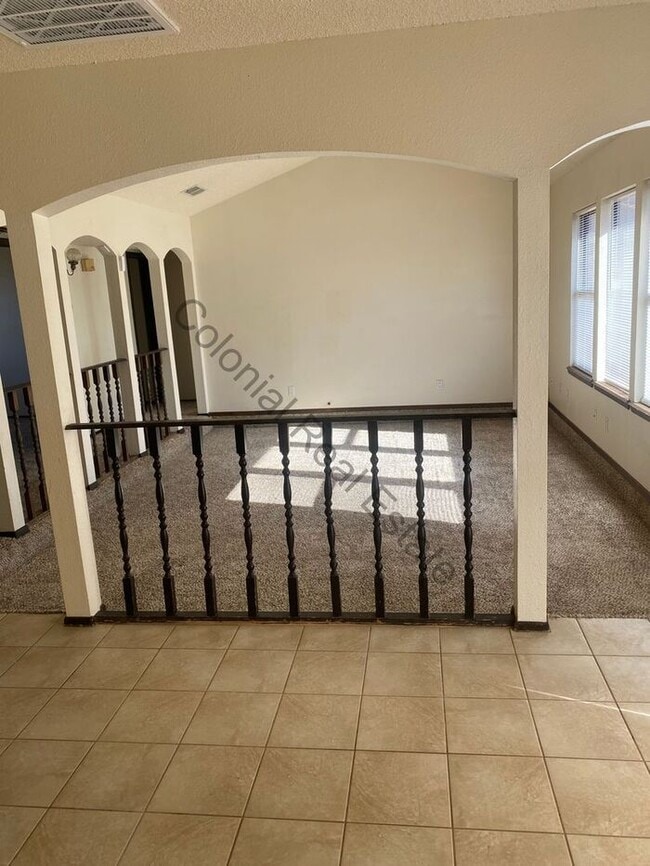 Building Photo - 3 bed 2 bath single family home, washer dryer hookups, and single attached one car garage included