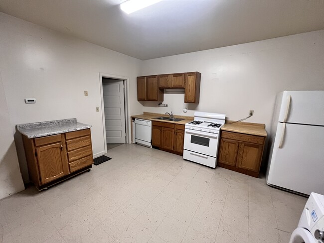 Kitchen - 166 E Stadium Ave