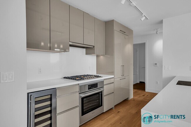 Foto del edificio - Pacific Heights: 10th Floor Corner Condo w/ Views, W/D in-unit, Parking & Shared Roof Deck @ The ...