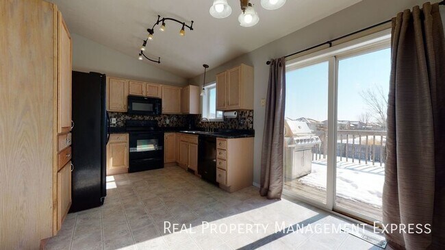 Foto del edificio - Spacious 4 Bedroom 2 Bath Home with attach...