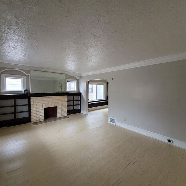 Building Photo - South Broadway 4 Bed 2 Bath Bungalow