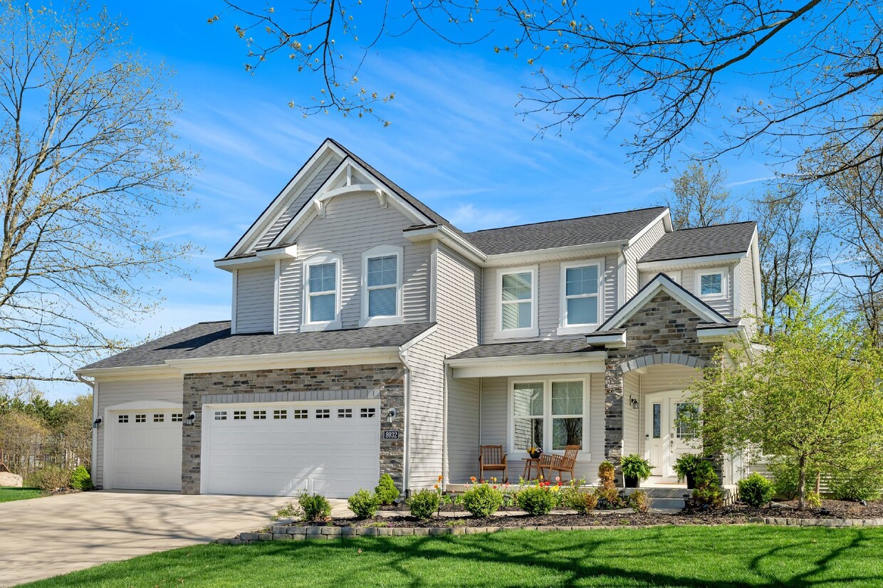 Primary Photo - Luxurious 5 bedroom, 3 1/2 bathroom home i...