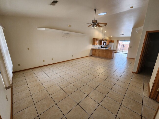 Building Photo - 2100 Hickory Dr