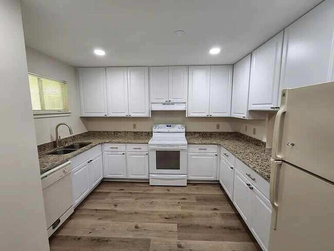 Building Photo - 2 Bedroom 1 Bath Available September 1. Cl...