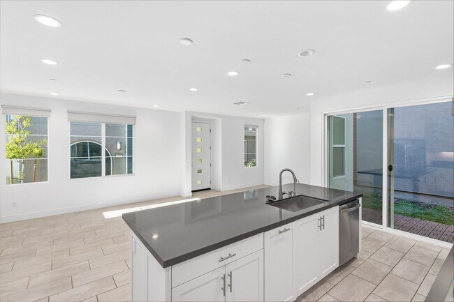 Foto del edificio - 3 Bedroom + Loft for Lease GREAT PARK LOCA...