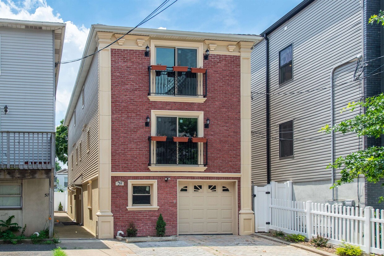 Primary Photo - 59B Bleecker St
