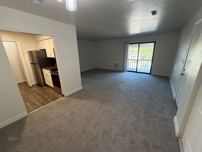 Building Photo - The Mooring, 3 bedroom, 1 bathroom - 2nd floor apartment
