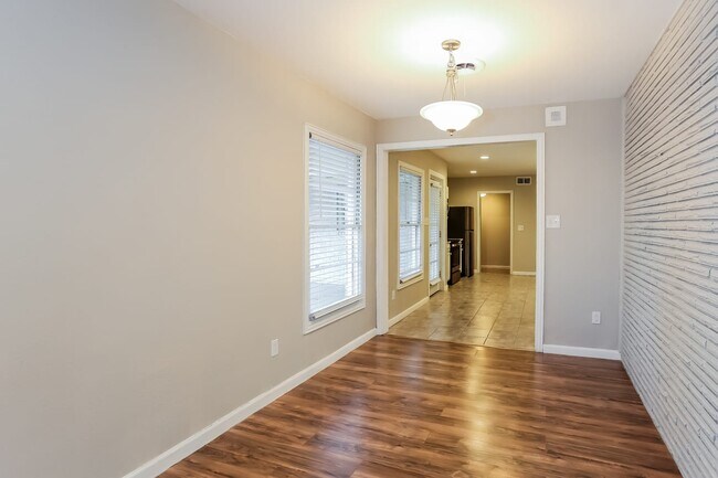 Building Photo - 4837 S Ridge S