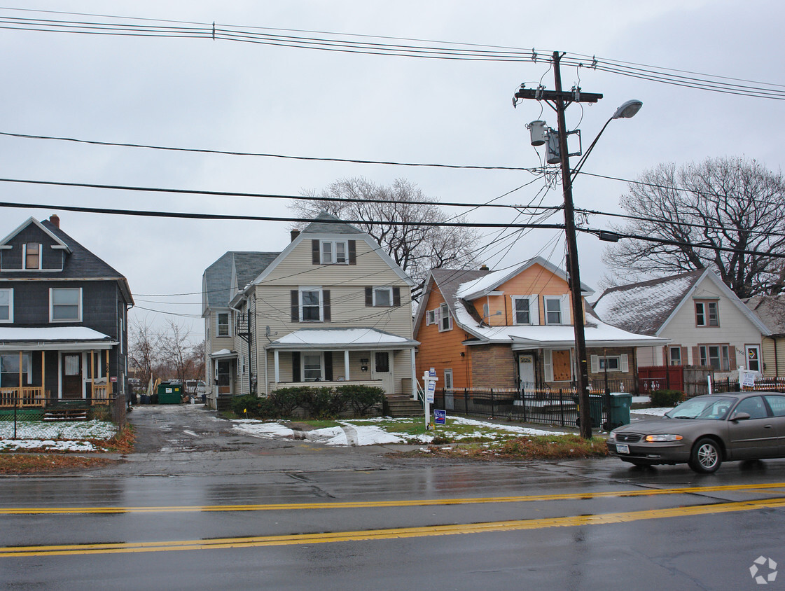 Building Photo - 380 Seneca Ave