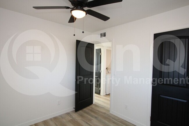 Foto del edificio - 745 W McMurray Blvd