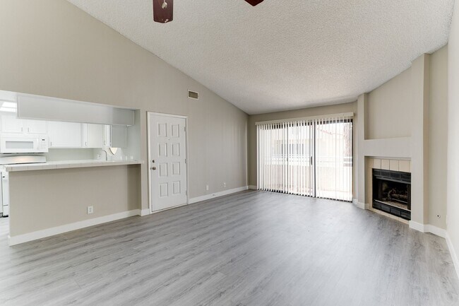 Foto del edificio - Charming Upstairs Condo with Dual Balconies & Spacious Layout!