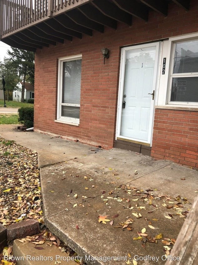 Primary Photo - 102 Barnsback St