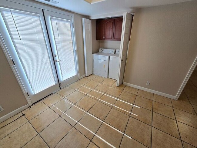 Foto del edificio - Charming 2BD/2BA Ground-Floor Apartment in...