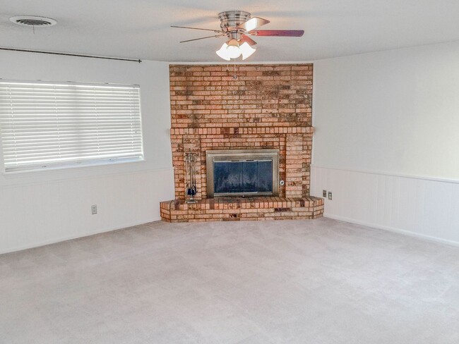 Building Photo - 3Bed/2Bath Availalable 12/13!