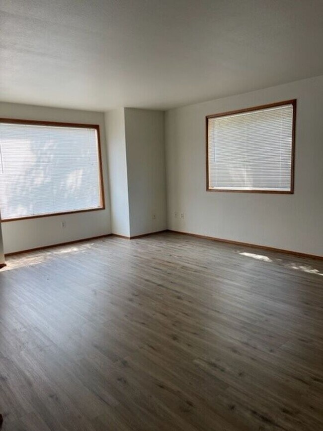 Foto del edificio - Perfect & Spacious 3 Bed, 1 1/2 Bath Duplex by the Puyallup River!