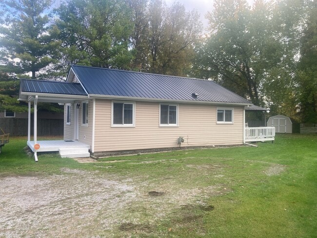 Building Photo - 990 Pine Rd