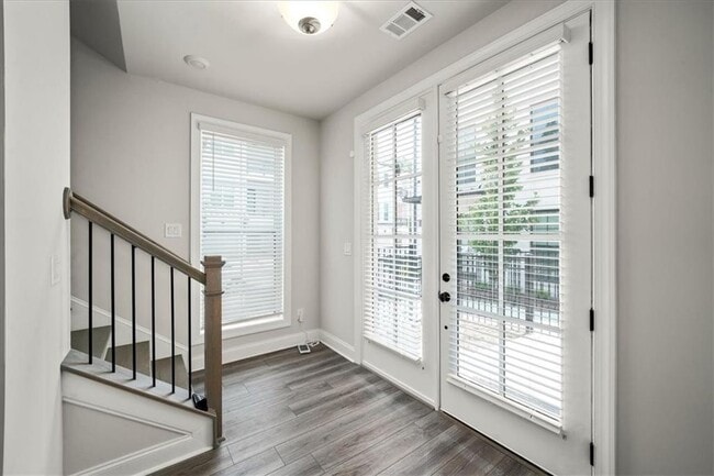 Building Photo - 438 Burton Dr