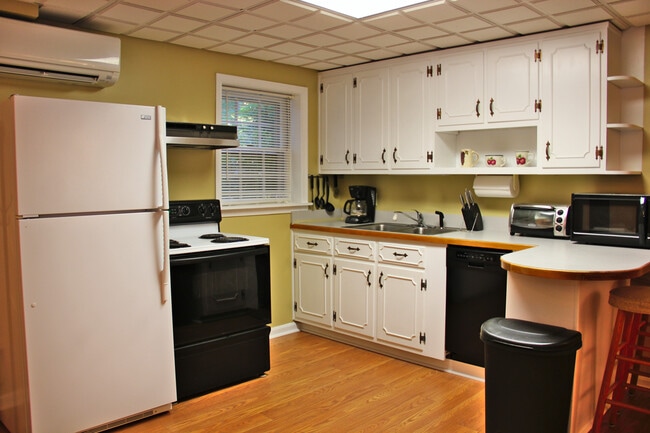 Full kitchen - 813 Spring Valley Drive
