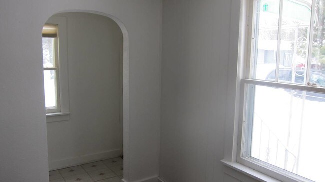 Building Photo - 1222 Pine St