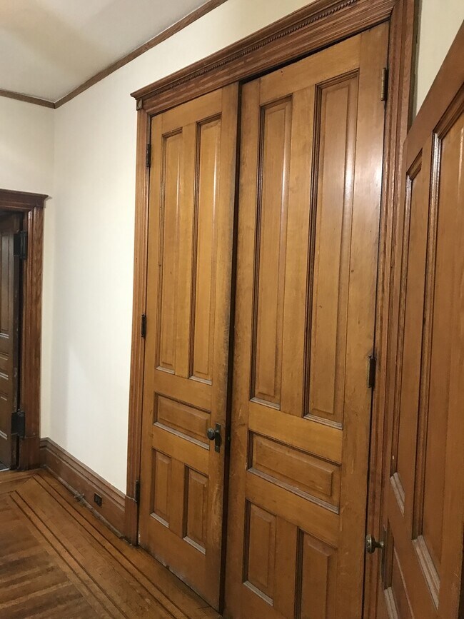 Foto del edificio - Beautiful 5 Bedroom 2 Bathroom Home in Sou...