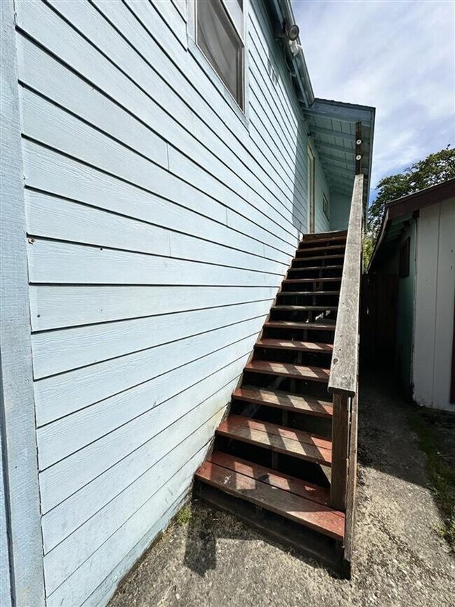 Foto del edificio - Large 4 Bedroom Apartment in Canyonville