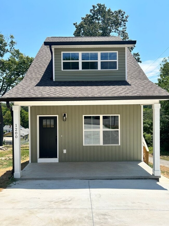 Building Photo - 1/2 OFF FRIST FULL MONTHS RENT! Allowing S...