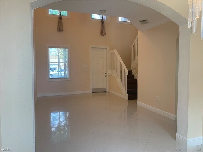 Building Photo - 3 br, 2.5 bath  - Pembroke Falls
