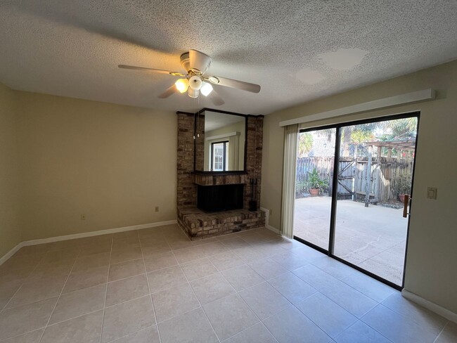 Building Photo - OVERSIZED 2 bedroom 2.5 bath townhouse in ...