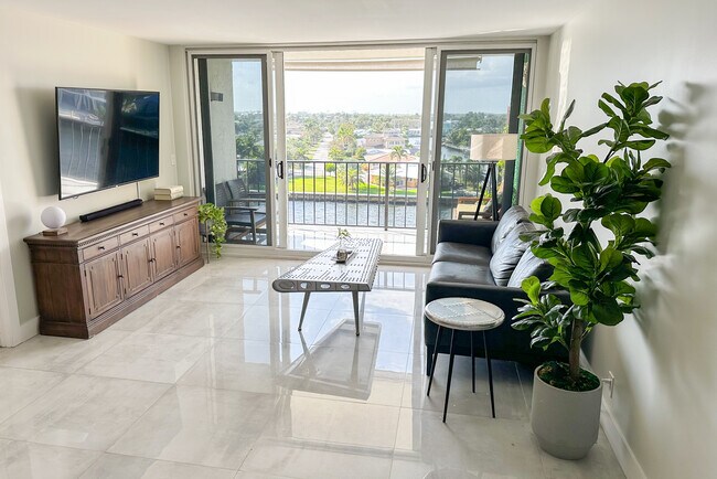 Foto del edificio - 521 N Riverside Dr