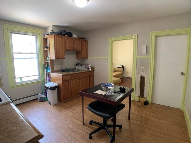 Building Photo - 569 Main St