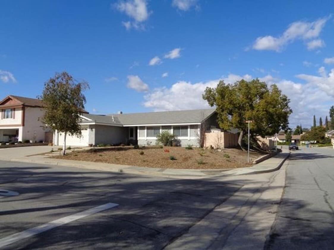 Foto principal - Single Story 4 bedroom and 2 bath home in ...