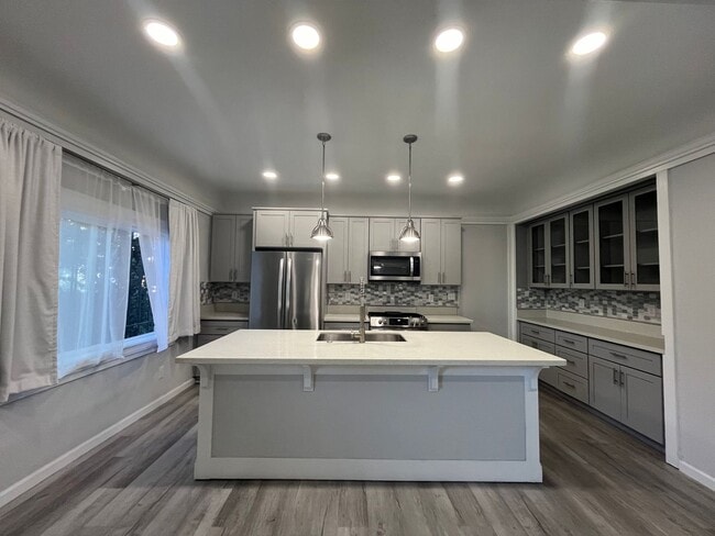 Building Photo - 8180001/85