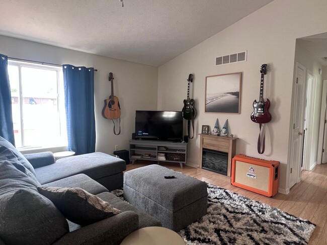 Building Photo - Three Bedroom Home with Central Air!