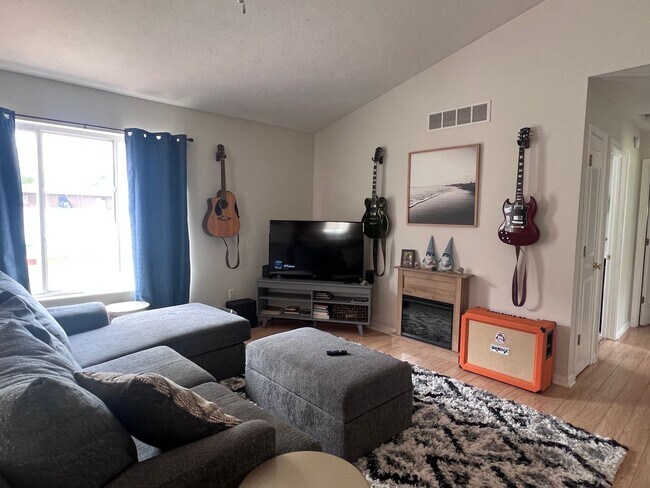 Foto del edificio - Three Bedroom Home with Central Air!
