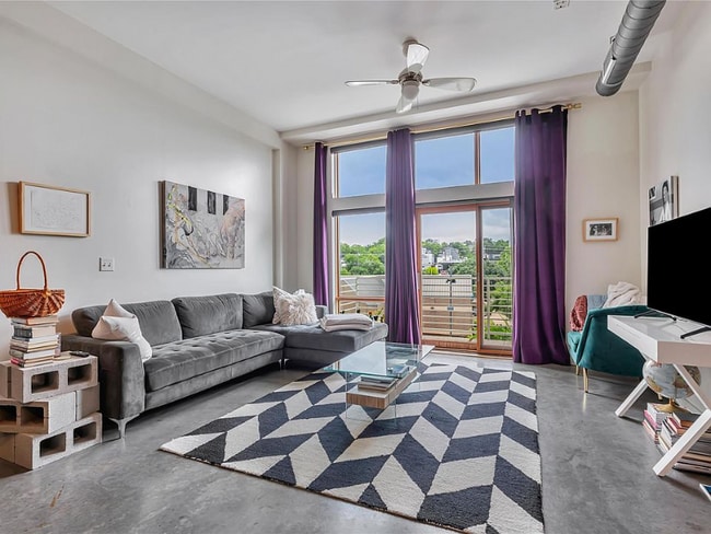 Building Photo - 2124 E 6th St