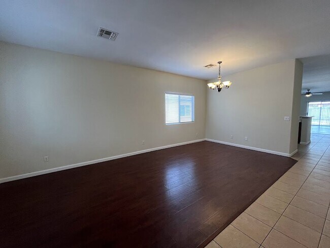 Foto del edificio - SPACIUS 4 BEDROOM 2 BATHROOM HOME IN PHOENIX