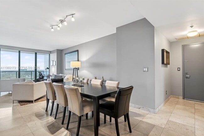 Foto del edificio - 601 NE 36th St