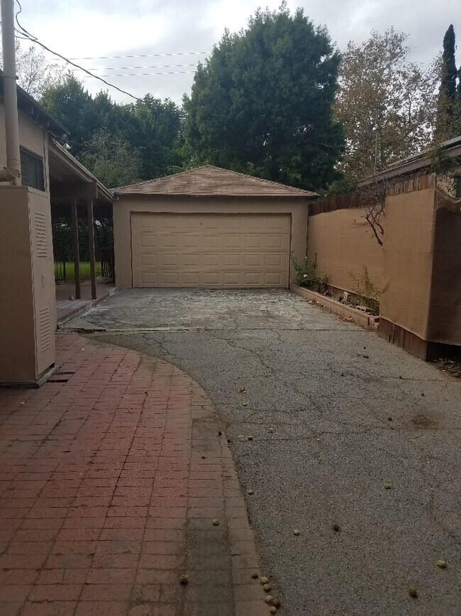 Building Photo - 6929 Encino Ave