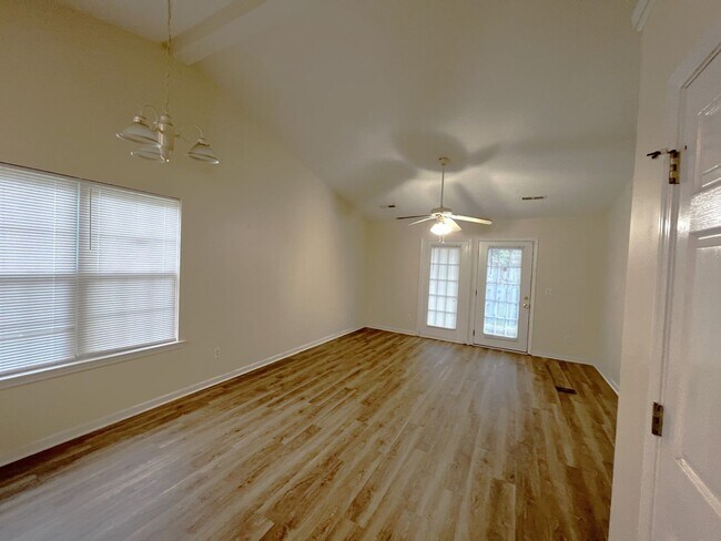 Foto del edificio - Updated flooring, McClelland Town homes 2BR/2Bath one level patio home, with back court yard! Clo...