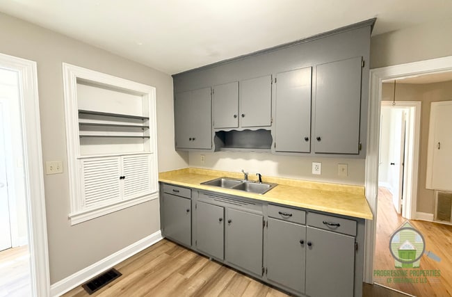 Building Photo - 121A White Oak Dr