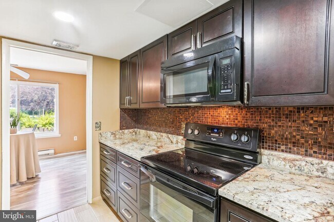 Foto del edificio - 15002 Eardley Ct
