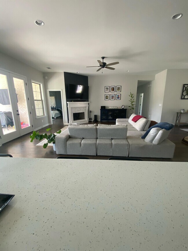 Foto del edificio - 9183 Helena Dr